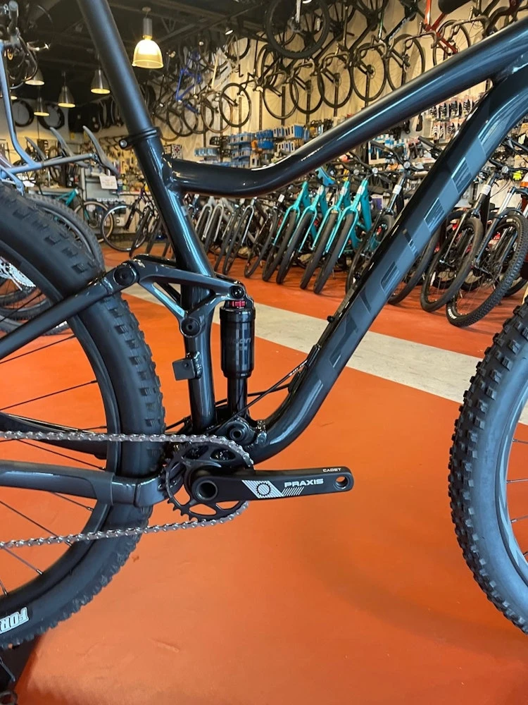 Giant We Ship! Stance 29 2(Crest Fork) - Gunmetal Black 2021 2 Giant We Ship! Stance 29 2(Crest Fork) - Gunmetal Black 2021 - Image 2