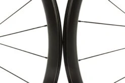 Giant SLR 0 30mm Carbon Clincher Disc 700c Wheelset 11 Giant SLR 0 30mm Carbon Clincher Disc 700c Wheelset -Giant WRD12553 KB 05 scaled